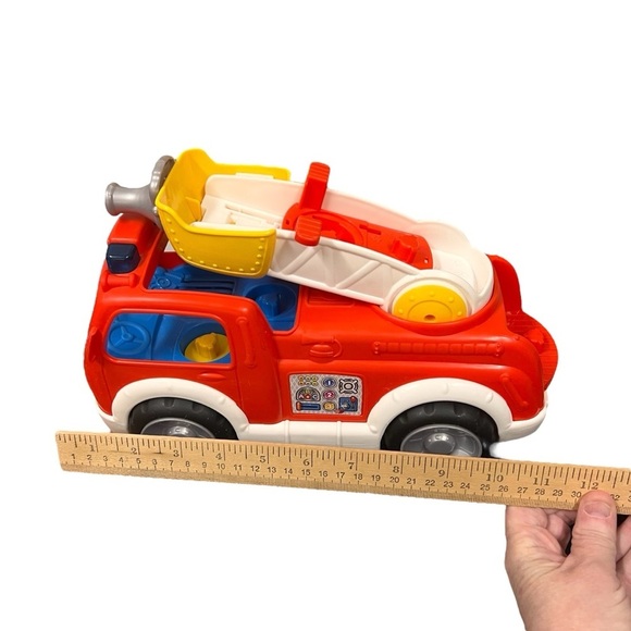 Fisher-Price Little People Lift ‘n Lower Fire Truck - Picture 8 of 11